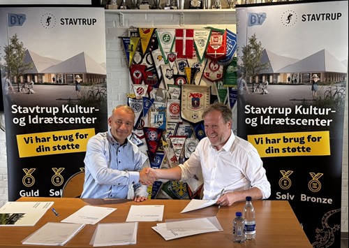 Kontrakten er underskrevet. Jacob Westergreen, salgsdirektør i HPH Totalbyg A/S og Søren K. Kristiansen som repræsentant for bygherre.